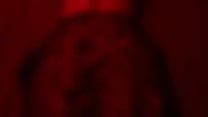 Luzes vermelhas na sala.