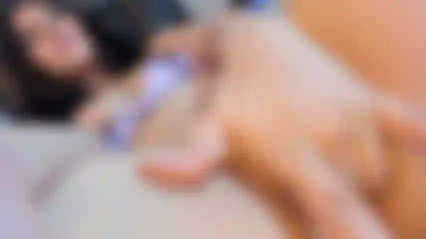 Sinto tanto calor que meus dedos não chegam, vem me foder bb.