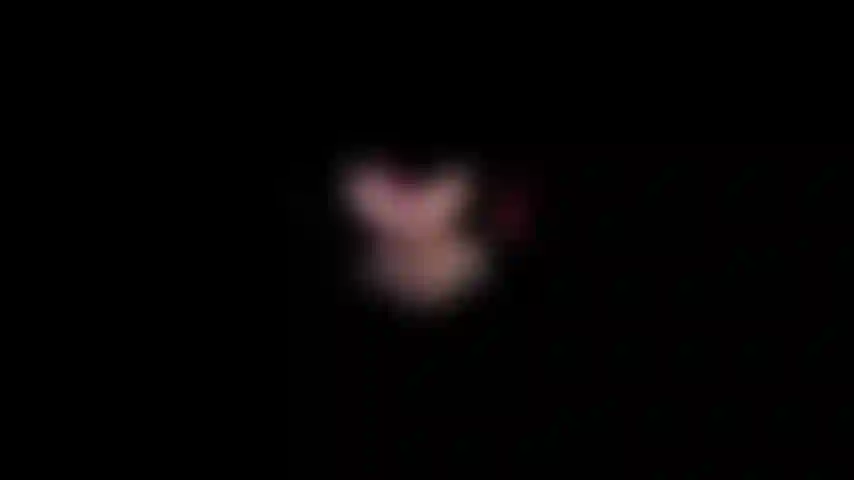 Hipnose rápida com luvas pretas e pêndulo.