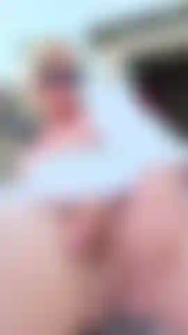 Fazendo meu clitóris ficar mais duro... Quer me ajudar?