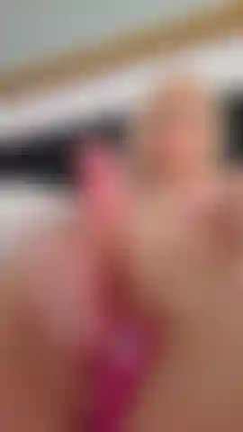 Masturbando meu pau grande com o lush no meu cu.