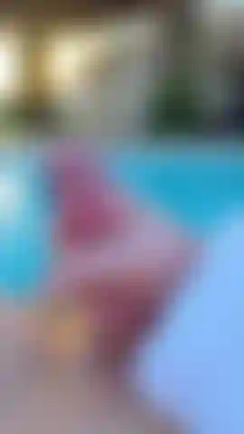 Me veja gozar na frente da piscina com tanta intensidade e molhadinha.