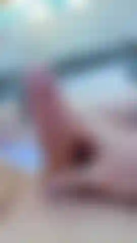 Tocando meu grande clitóris 🍆 na frente de uma bela vista lá fora.