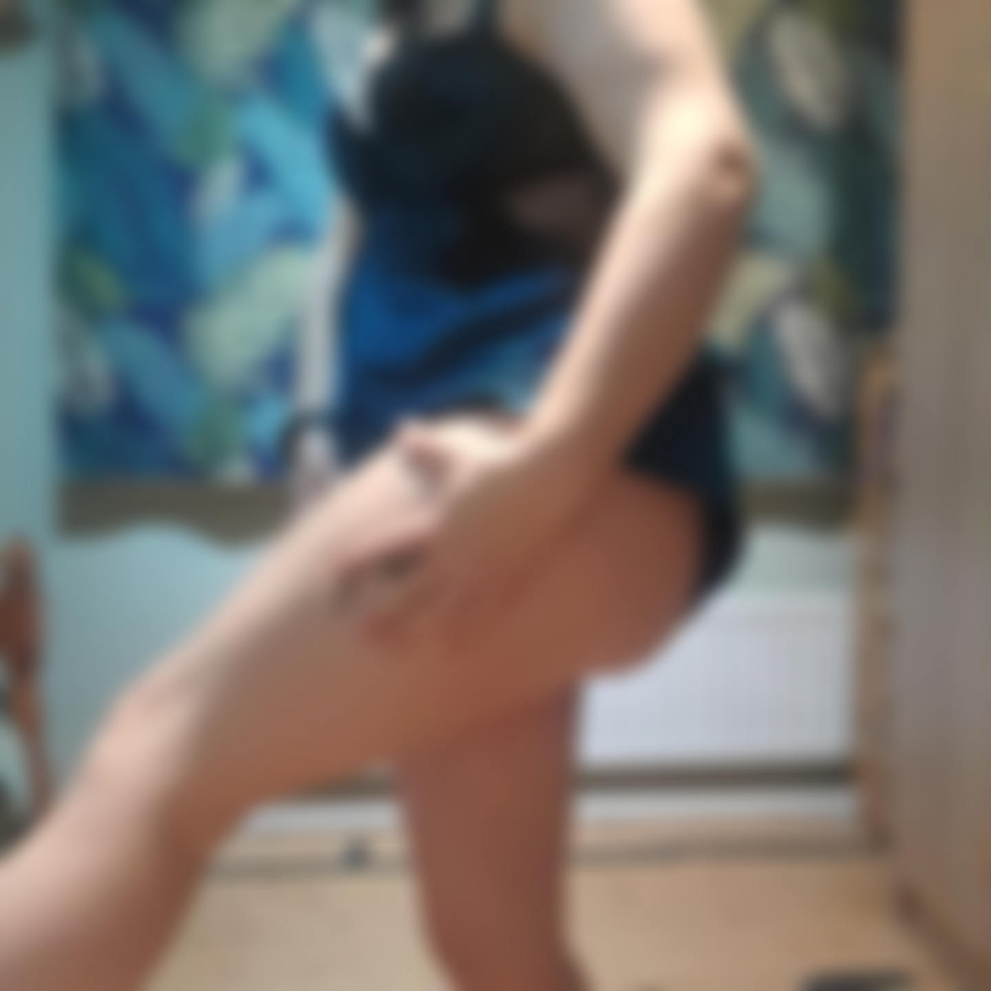 Mostrando uma pequena tatuagem na perna.