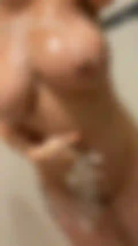 Chuveiro molhado, quente e com sabão.