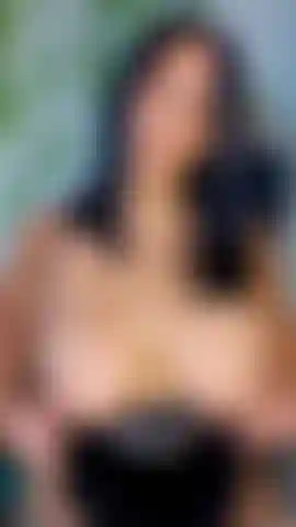 Boquete sensual com contato visual intenso.