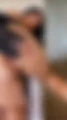 Orgasmo real + vibrador com clitóris pulsante em close-up.