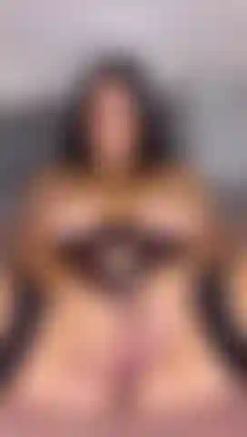 Lubrificada e montando seu pau grande até gozar.