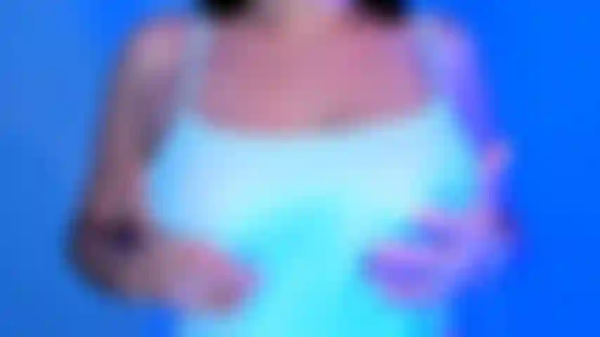 Fazendo você gozar com meus peitos grandes.