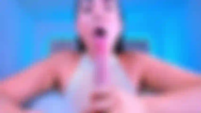 Fodendo seu pau com a boca.