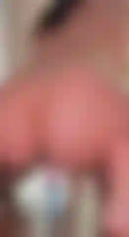 Com um dildo montado por trás.