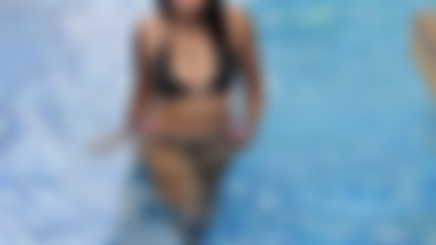 Maddy, tocando seu corpo gostoso, você quer brincar com ela?