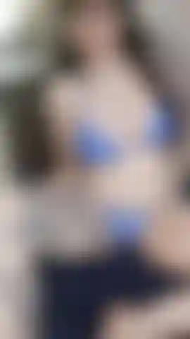 Uma bucetinha e chupo um dildo bbc.