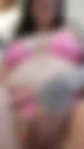 Close up bucetinha brincando com conversa e cara safada!