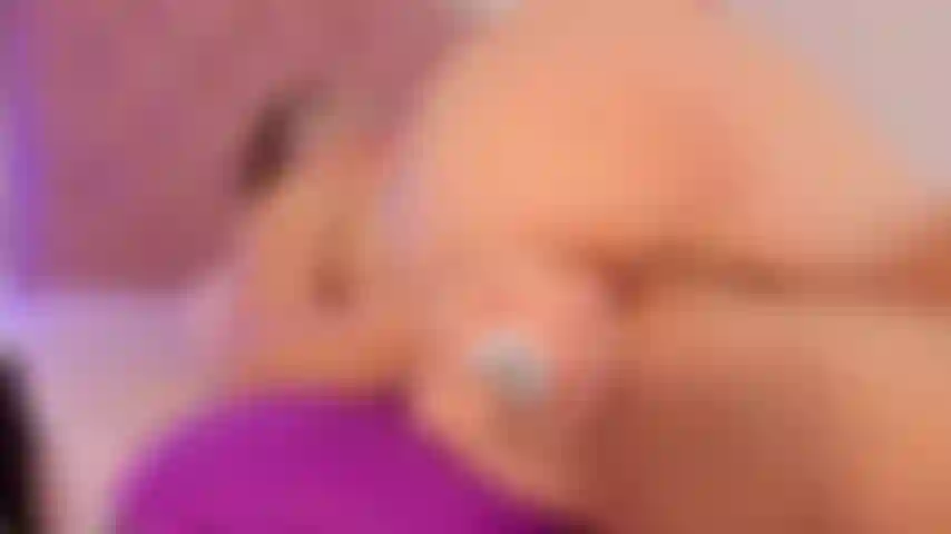 Brincando com minha bunda.