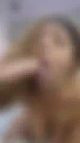 Garganta profunda de perto com muito cuspe.