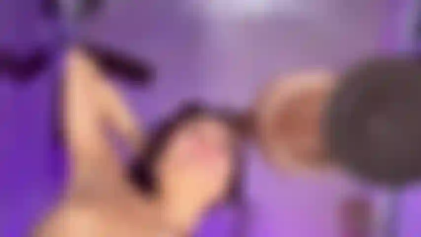 Boquete babado com muito jogo de saliva! Me veja chupar um pau grande e grosso por baixo da minha cadeira transparente!! Me veja lamber toda a minha saliva como uma boa putinha!