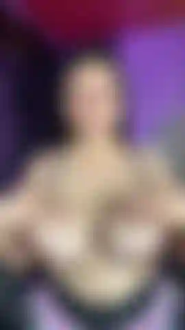 Dando palmadas nos meus peitos grandes enchem de saliva.