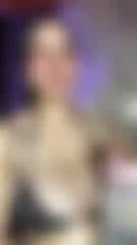 Bebo água, sou um bom menino, olhe para os meus seios.