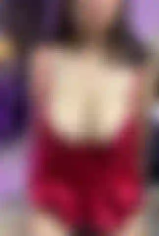 Mostrando seios em um vestido vermelho.