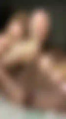 Me masturbando e fazendo xixi com meu vibrador nora até gozar em cima dele.