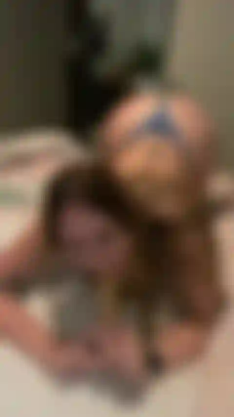 Gargantando profundamente seu pau grande com minha bunda para cima.