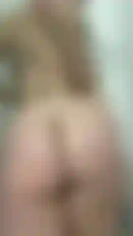 Safada, ensaboada, molhada e divertida no banho.