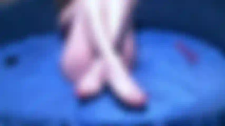 Masturbação buceta, brinco de falo com os pés.