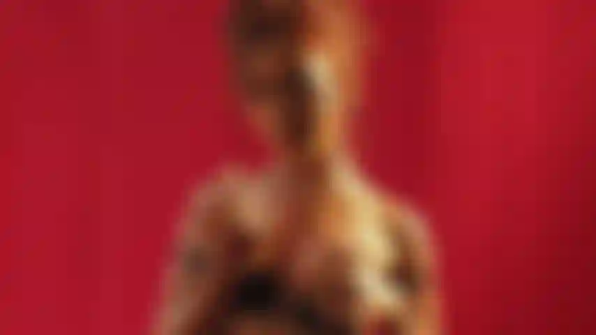 Maia seduz com sua deliciosa bunda e cospe nos seus lindos seios na minha frente enquanto tira as meias da maya. Imagino sua pele macia nas minhas mãos.