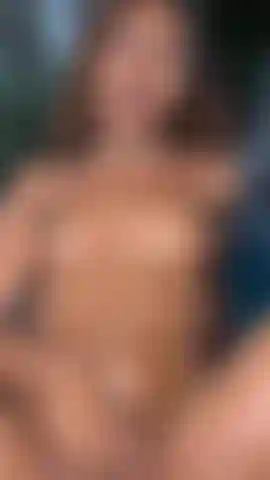 Uma garota negra fodendo sua buceta molhada e peluda na piscina.