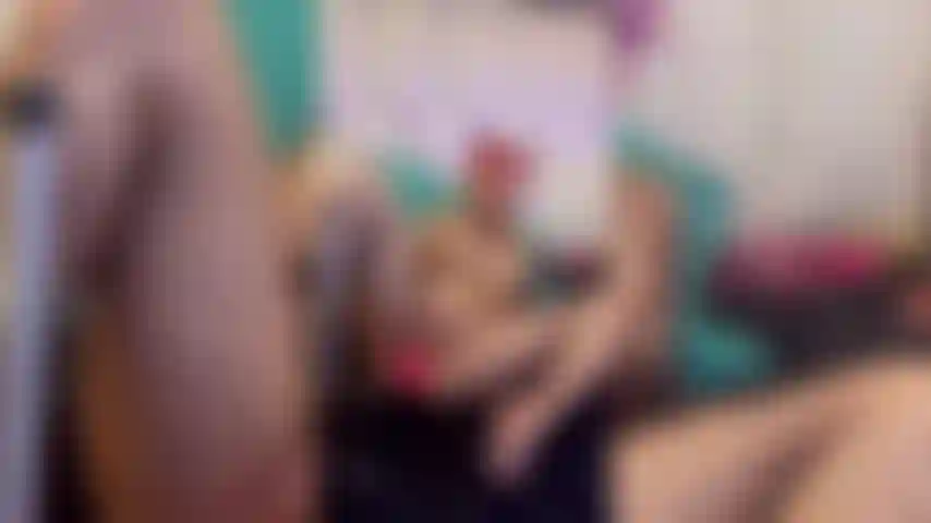 Sendo fodida pela máquina de foder de forma muito dura e profunda.