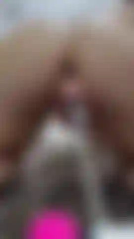 Minha buceta e meu cu não aguentam a tensão de uma dupla penetração que vai te deixar louco.