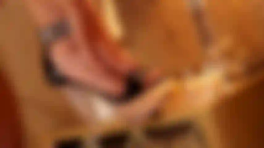 Enganando e mentindo.