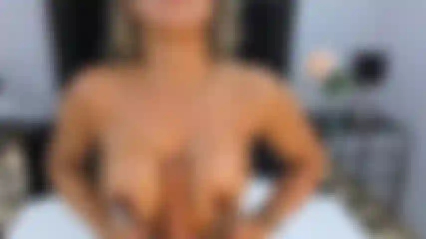 Você consegue imaginar seu pau entre meus peitos? Veja-me dar prazer a esse vibrador como se fosse você, devagar, molhado e tão quente.