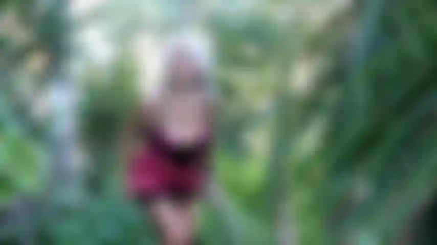 Seios nus na natureza.