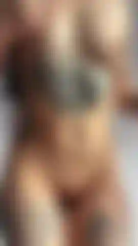 Olhe para sua namorada dominante colocando látex vermelho.