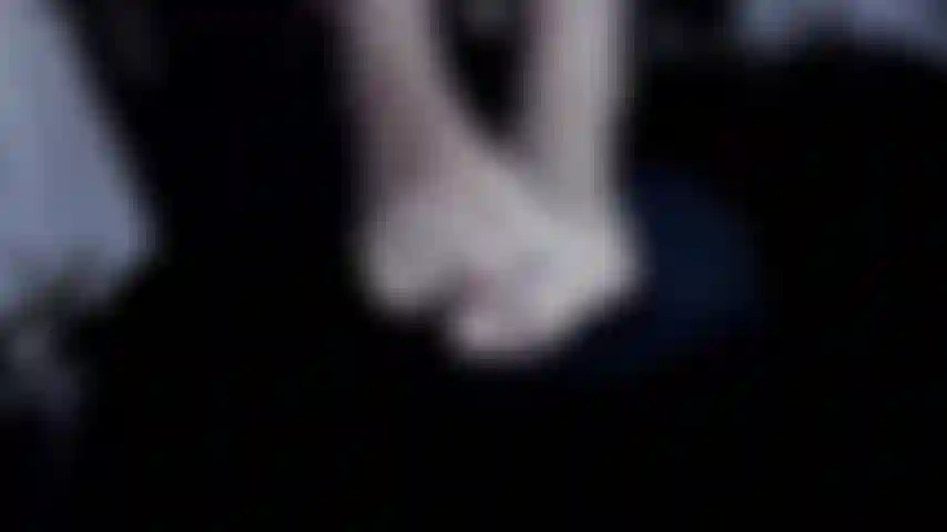 Adoro meus pés e unhas brancas com as meias pretas de rede, te touro e você me dá seu leite nos dedos dos pés.