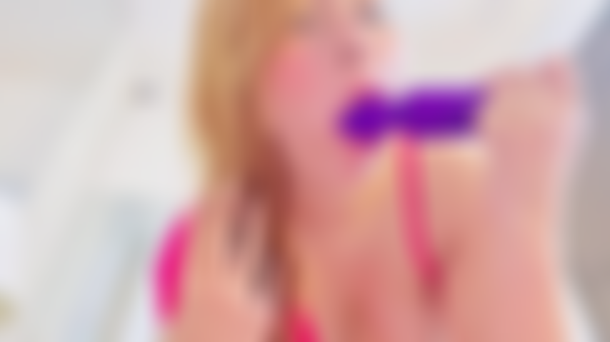 Vem, aproxima-te... Quero sentir a tua língua descendo pelo meu corpo.