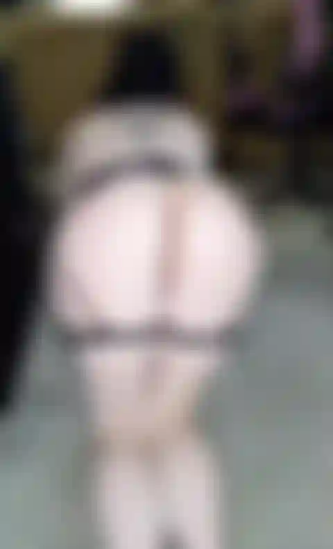 Exibindo cu e bucetinha pelada.