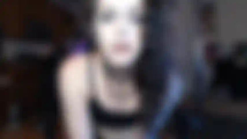 Dom usando sua boca para prazer próprio.