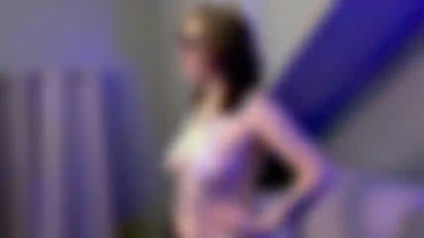 Garota malvada tira sarro do seu micro pau.