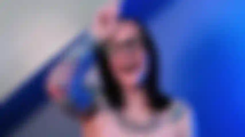 Enrolada no meu dedo.