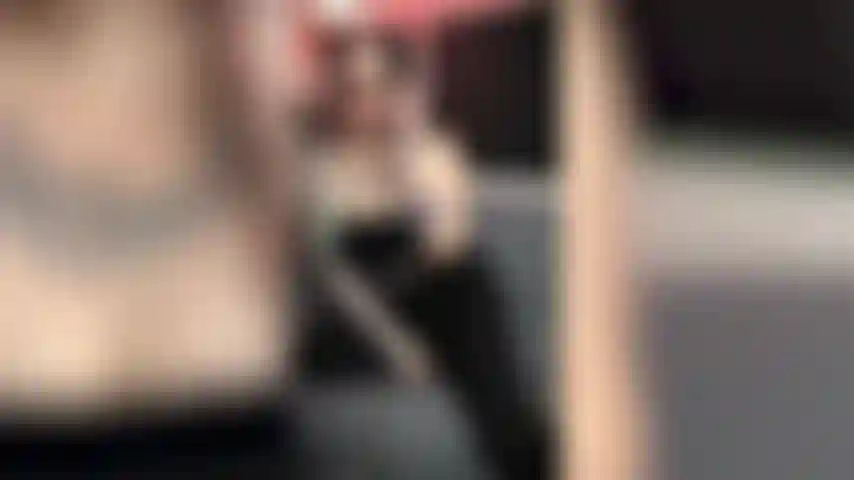 A esposa do pov fala com você em uma mensagem de voz.