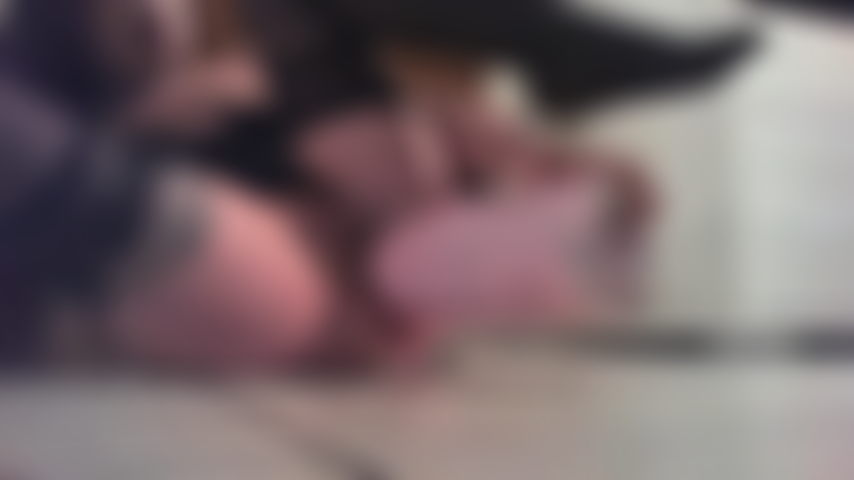 Minha buceta está molhada! Brinco com garrafas de champanhe.