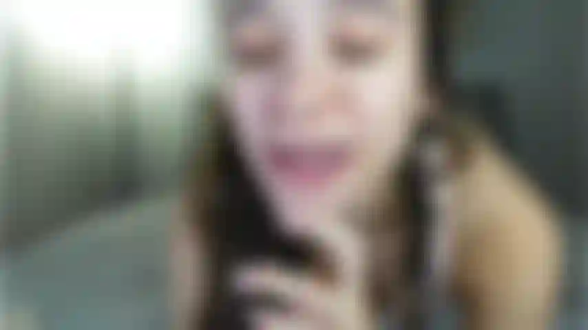 Gata grávida com tesão brinca com sua buceta inchada.