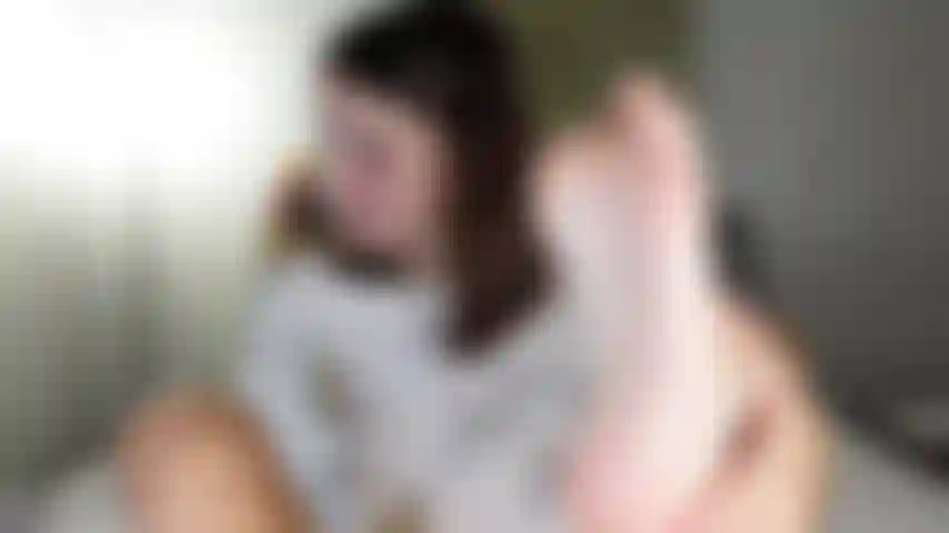 Lambendo pés e dedos dos pés.