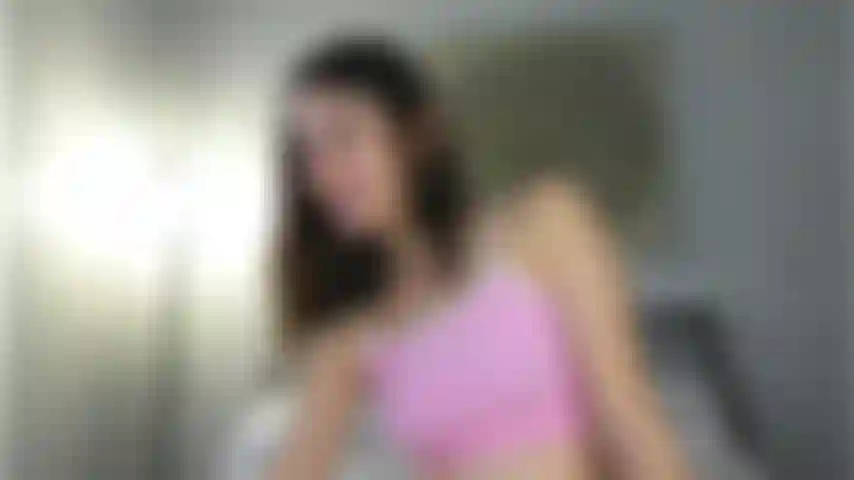 Esfregando e dedilhando a buceta grávida.