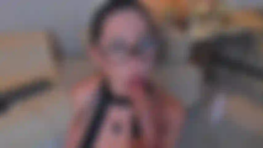 Foda a minha cara bonita enquanto uso óculos com um look de listras!