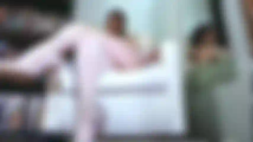 Joi significa "pernas cruzadas", adoradora pendurada.