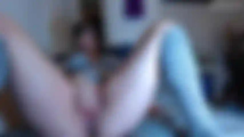 Brinquedo enorme perto de foda cremosa.